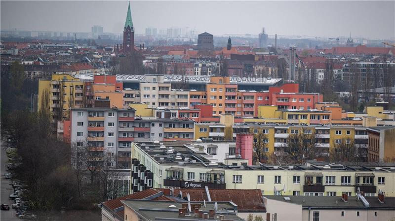 Jeder Neunte in Deutschland lebt in beengten Wohnungen Stadtviertel in Berlin: Gerade in Großstädten wohnen Menschen oft auf engem Raum.