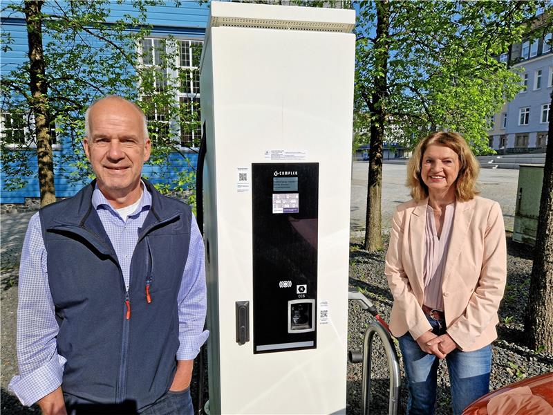 Clausthal-Zellerfeld hat eine neue Schnellladestation für E-Autos Stadtwerke-Chef Stefan Poehling und Bürgermeisterin Petra Emmerich-Kopatsch freuen sich über die neue E-Ladesäule an der Marktkirche. Foto: Knoke