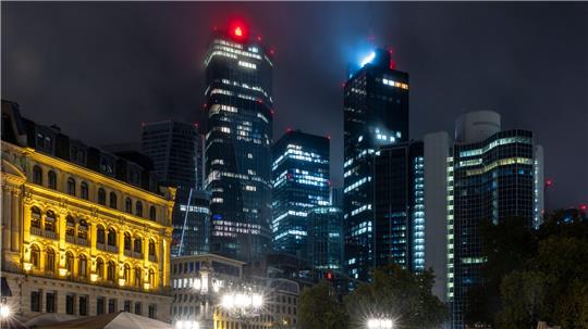 Städte, die nie schlafen: Gerade in Metropolen wie Frankfurt ist es kaum je wirklich dunkel. 