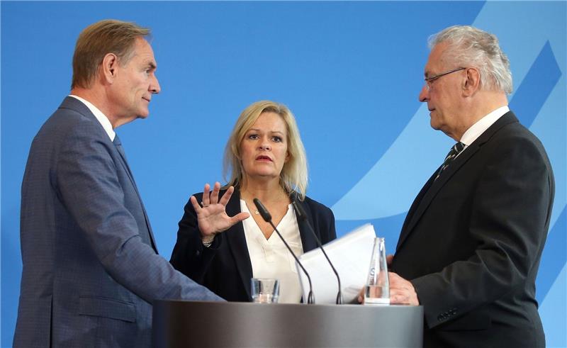Faeser will Kommunen mit Immobilien unterstützen Städtetagspräsident Burkhard Jung (SPD, l-r), Bundesinnenministerin Nancy Faeser (SPD) und der bayrische Innenminister Joachim Herrmann (CSU) bei einer Pressekonferenz.