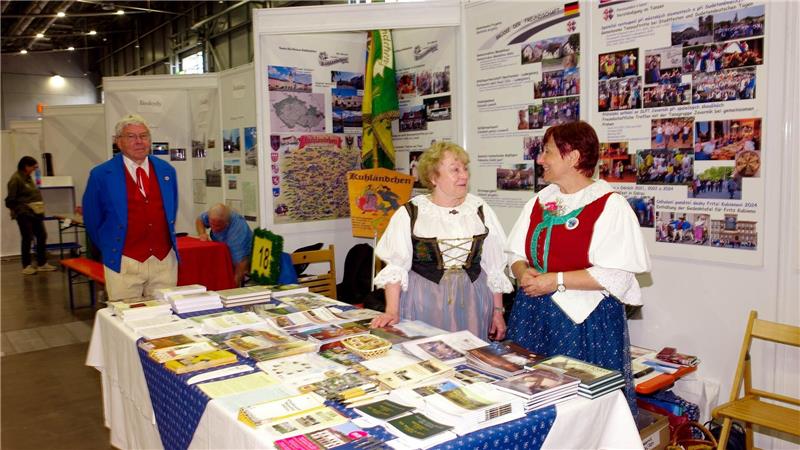 Stände präsentieren Brauchtum und Kultur der Vertriebenen und ihrer Heimatregionen beim Sudetendeutschen Tag auf dem Messegelände. 