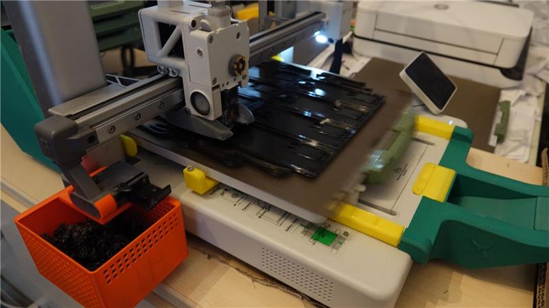 3D-Druckteile aus Deutschland helfen im Kampf der Ukraine Ständig in Bewegung: Der 3D-Drucker eines Freiwilligen stellt Plastikkleinteile für die Ukraine her.