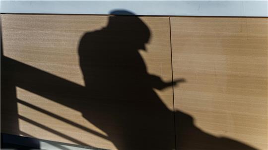 Ständig wandern der Blick und die Hand zum Smartphone: Gerade jüngeren Menschen geht es einer Umfrage der IU Internationalen Hochschule in Erfurt zufolge häufig so. (Symbolbild)