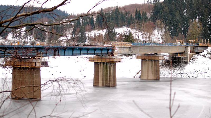 Stahlbeton auf Eis: Zu knapp einem Drittel ist der neue Überbau der Weißwasserbrücke über die Okertalsperre im Winter fertig. Für den Abbruch der alten Teile stellt der Frost kein Hindernis dar, der Beton-Nachschub für die neuen Brückensegmente ist allerdings problematisch, da das Material in den Lieferfahrzeugen nicht warmgehalten werden kann.