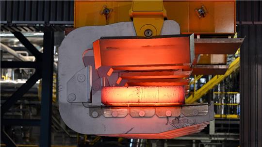Stahlproduktion bei Thyssenkrupp-Steel: Hier wird flüssiger Stahl in große feste Blöcke, sogenannte Brammen, gewandelt.