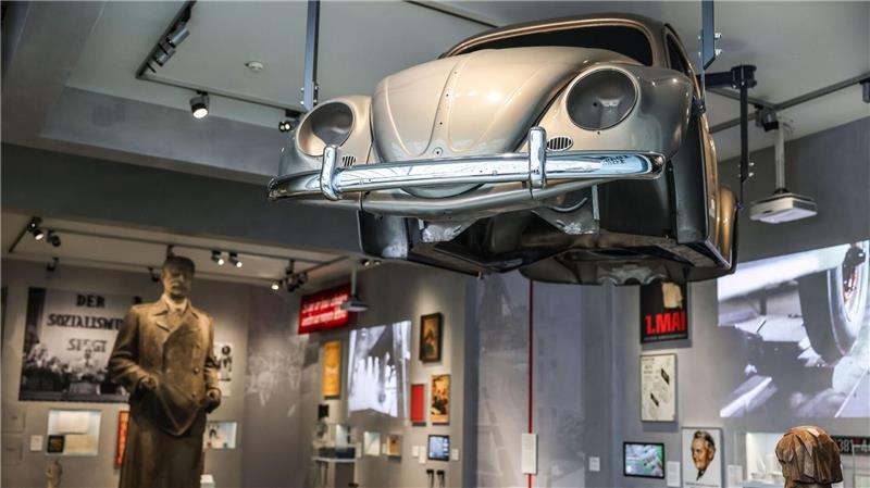 Stalin blickt in Richtung eines VW-Käfers - die Geschichte von BRD und DDR wird parallel erzählt.