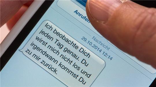Stalking via Internet oder Telefon wird in Deutschland immer häufiger.