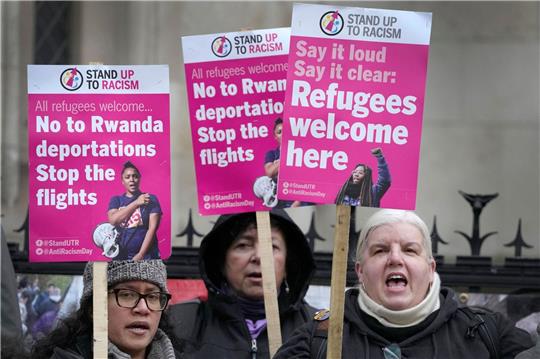 «Stand Up To Racism»-Aktivisten mit Plakaten vor dem High Court in London (Archivbild).