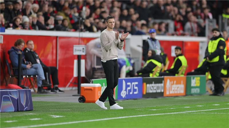 Ohne Hjulmand: Grimaldo rettet Bayer Remis gegen Newcastle Stand anstelle von Kasper Hjulmand an der Seitenlinie: Leverkusens Co-Trainer Rogier Meijer.