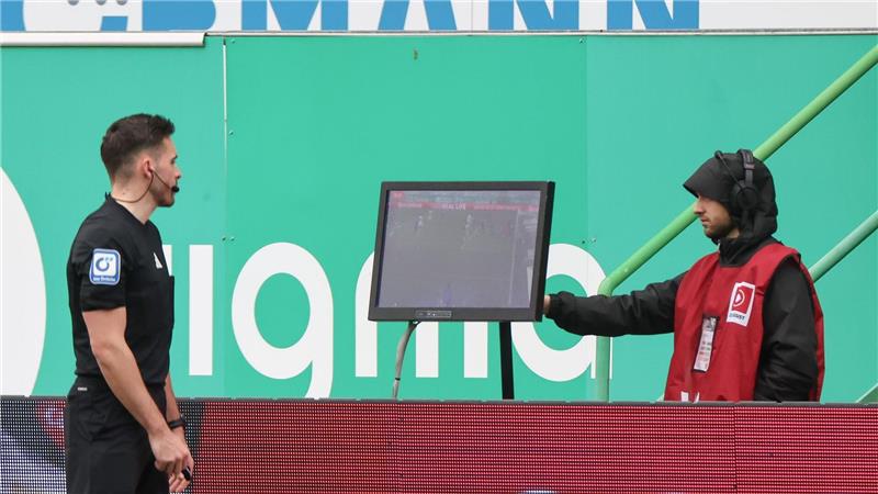 Sylla trifft spät: Schalke rettet Punkt in Fürth Stand mit Durchsagen auch im Fokus: Schiedsrichter Tom Bauer.