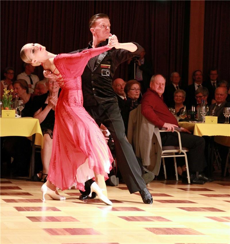 Tanzgala: Ein Abend voller „Ahs“ und „Ohs“ Standard: Alona Uehlin und Anton Skuratov präsentieren Walzer und Co.