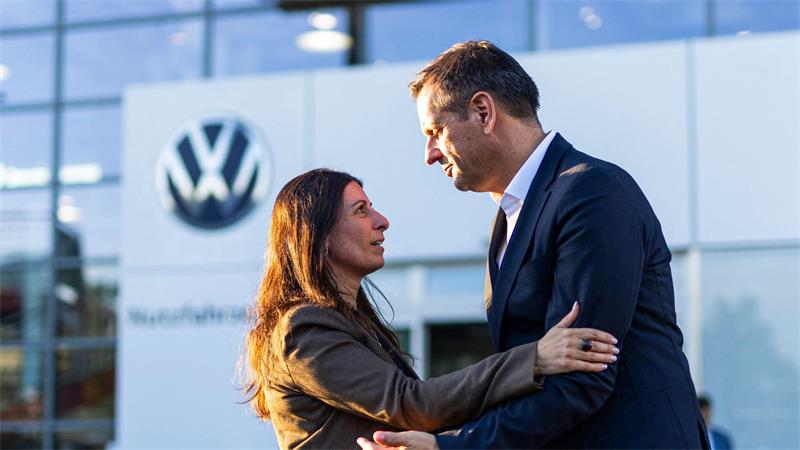 Umbauplan für VW: Durchbruch oder Spiel auf Zeit? Standen in der Auseinandersetzung auf einer Seite: VW-Betriebsratschefin Daniela Cavallo und Niedersachsens Ministerpräsident Olaf Lies (SPD). (Archivbild)