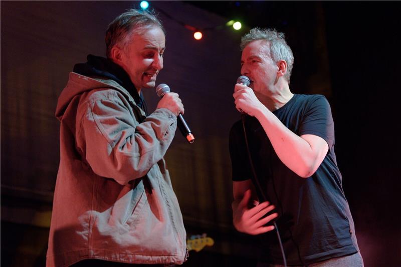 Böhmermann tritt bei Konzert von Schulz auf Standen zusammen in Köln auf der Bühne: Jan Böhmermann (l) und Olli Schulz.