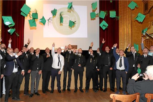 Standesgemäß werfen die Absolventen der Fachschule für Wirtschaft und Technik am Ende ihre grünen Hüte in die Luft – so auch die Bergtechnik-Klasse. Foto: Kammer