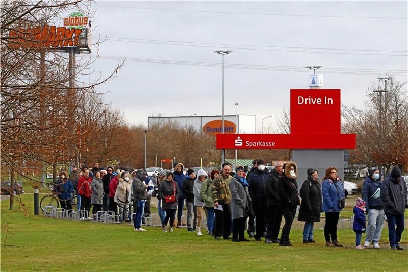 Standhaft: Eine lange Schlange hat sich vor dem Cineplex-Impfzentrum in Goslar gebildet. Foto: Epping