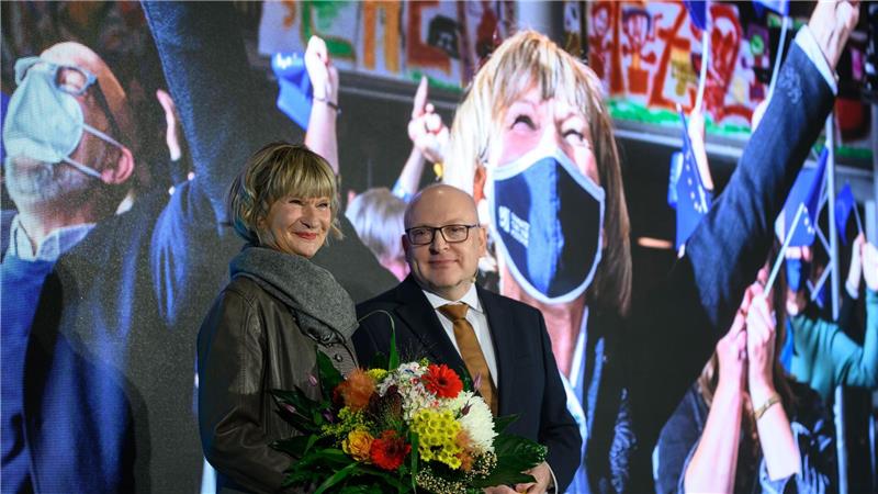 Kulturhauptstadt a. D.: Rave und Bergparade zum Finale Standing Ovations für die Wegbereiterin: Der Chemnitzer Oberbürgermeister Sven Schulze (SPD) dankt beim Abschluss-Empfang seiner Amtsvorgängerin Barbara Ludwig (SPD).