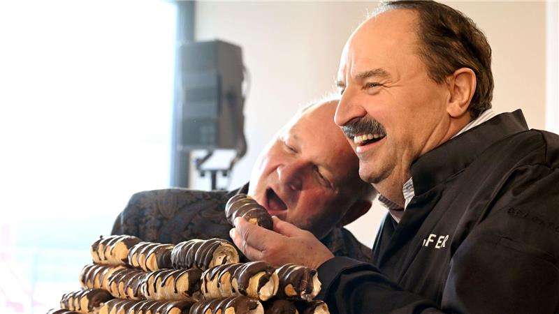 Star-Koch Johann Lafer präsentierte eine neue Schaumrollen-Kreation.