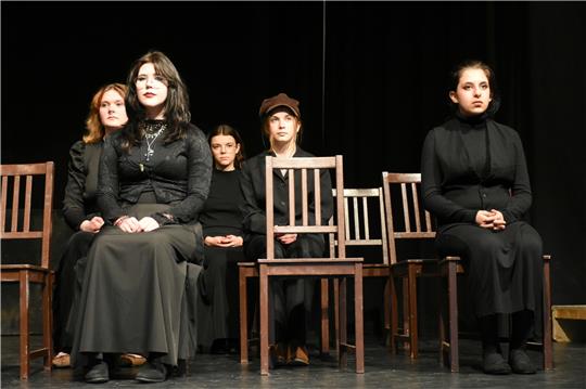 Stark: Die regungslose Haltung der Darstellerinnen der Theaterwerkstatt lässt schnell vermuten, dass in dieser Szene das eigentliche Leben schon vorbei ist. Fotos: Kempfer