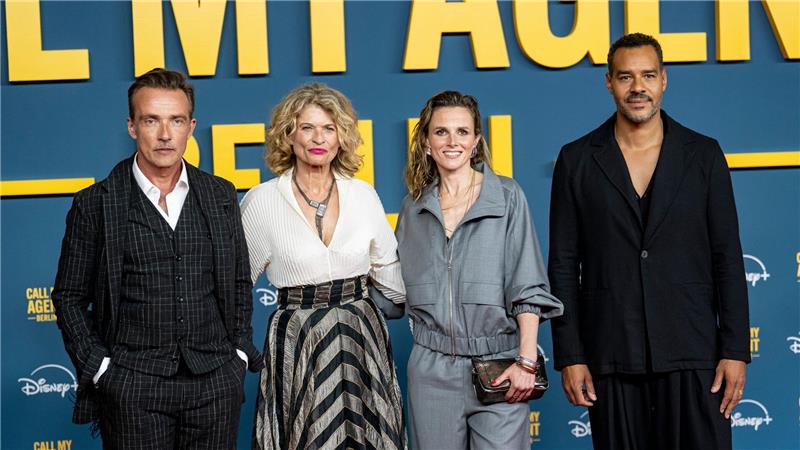 Stark: die Schauspieler Lucas Gregorowicz (l-r), Gabrielle Scharnitzky, Karin Hanczewski, Schauspielerin und Michael Klammer als hartnäckige Agenten in „Call My Agent Berlin“ (Archivbild).
