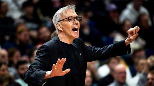 Stark im Stress: Bayern-Trainer Gordon Herbert.
