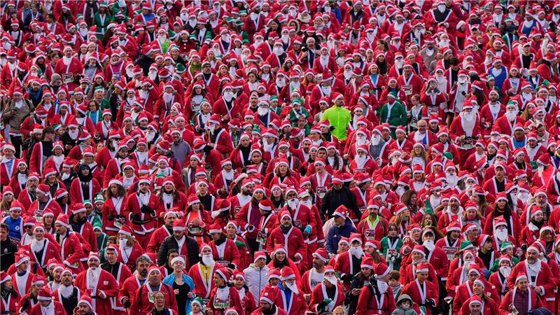 Starke Konkurrenz herrscht beim Weihnachtsmannrennen in Madrid.
