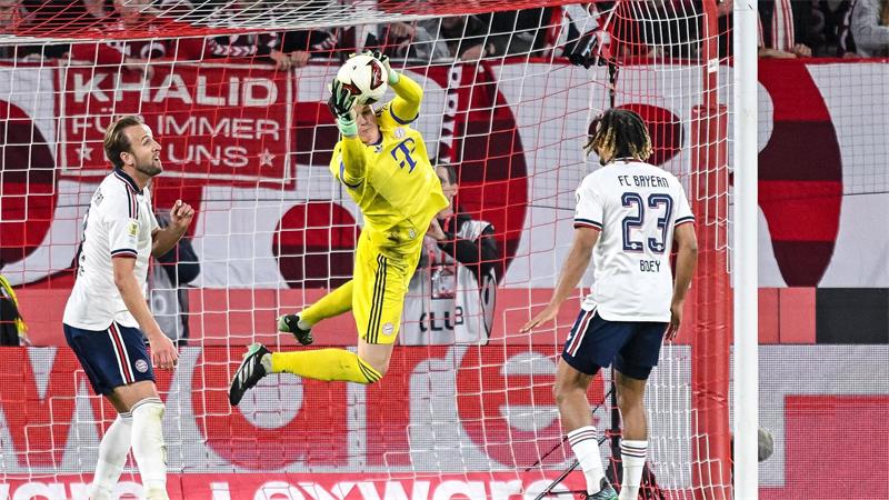 Starke Paraden: Neuer-Vertreter Jonas Urbig hielt den Bayern-Sieg fest.