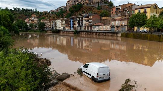 Starke Regenfälle, teils mit Hagel, haben mehrere Regionen in Spanien heimgesucht.