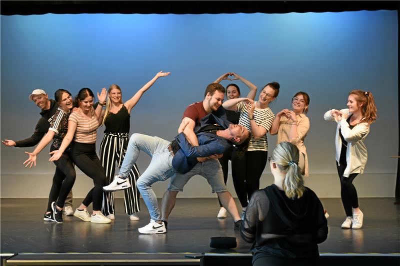 Moderne Cinderella-Variante als BühnenReif-Musical am Berg Starke Tanzproben unter der Aufsicht von Kristin Hübner am Ratsgymnasium: Das Musical „Soho Cinders“ feiert am 21. Juni Premiere in der Schlosserei. Foto: Kempfer