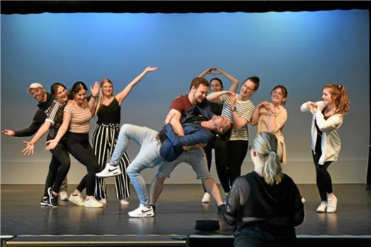 Starke Tanzproben unter der Aufsicht von Kristin Hübner am Ratsgymnasium: Das Musical „Soho Cinders“ feiert am 21. Juni Premiere in der Schlosserei. Foto: Kempfer