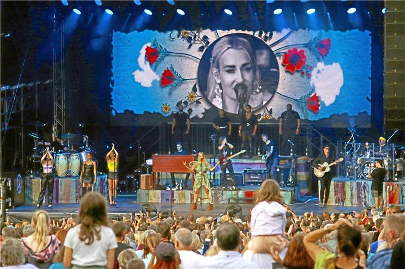Bilder und Videos vom Sarah-Connor-Konzert in Goslar Starke Verbindung: Goslar feiert Sarah Connor, und Sarah Connor feiert ihr Goslarer Publikum. Fotos: Epping