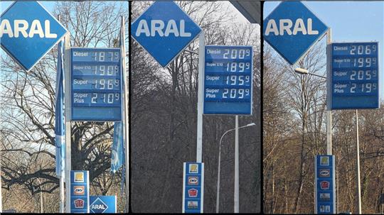 Eine Tankstelle mit Preistafel.