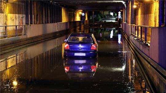 Starker Regen hat am Abend in Aschaffenburg zu einigen überlaufenen Kellern und Straßen geführt.