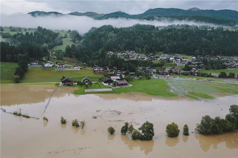 Schlammlawinen durch Unwetter in Salzburg und Tirol Starker Regen hat in Teilen Salzburgs in der Nacht zu Murenabgängen und Überflutungen gesorgt.