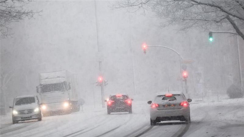 Starker Schneefall in Hamburg: Gefrierender Regen sorgt laut Deutschem Wetterdienst für Glatteisgefahr im gesamten Bundesgebiet.
