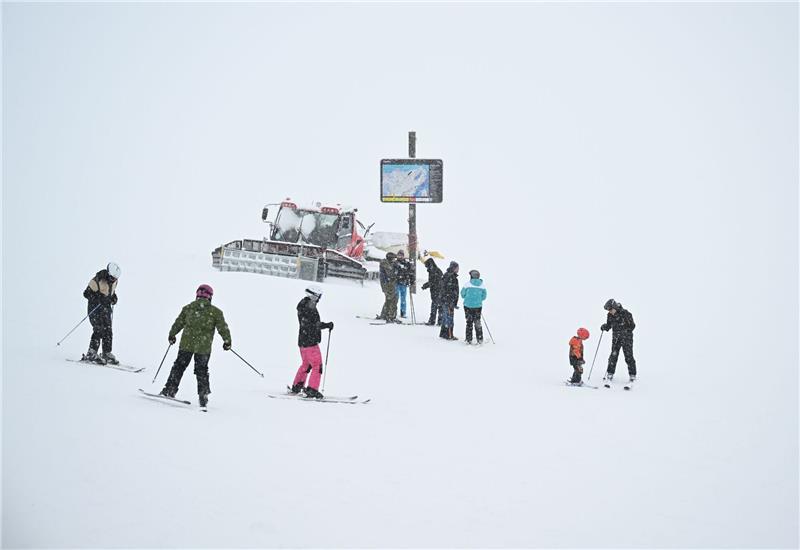 «Starker Schneefall, schlechte Sicht - aber pure Freude über massenhaft Schnee», fasst die Sprecherin der Bayerischen Zugspitzbahn, Verena Tanzer, den Auftakt an Deutschlands höchstem Berg zusammen.