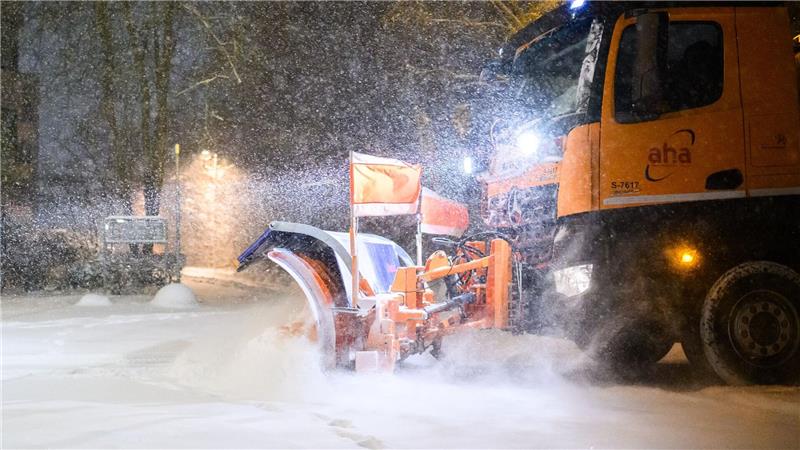 Starker Schneefall sorgt in Teilen Niedersachsens für Behinderungen.