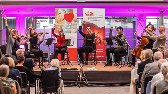 Starker Streicher-Start in zwei musikalische Goslar-Wochen (v.l.): Lisa Jacobs, Nika Toskan, Zala Frangez, Janna Maurer, Lech Antonio Uszynski. Wilker Paredes Pernia, Anton Spronk und Johannes Krebs bescheren ihrem Publikum am Freitag in der Sparkassen-Passage zwei unvergessliche Stunden.