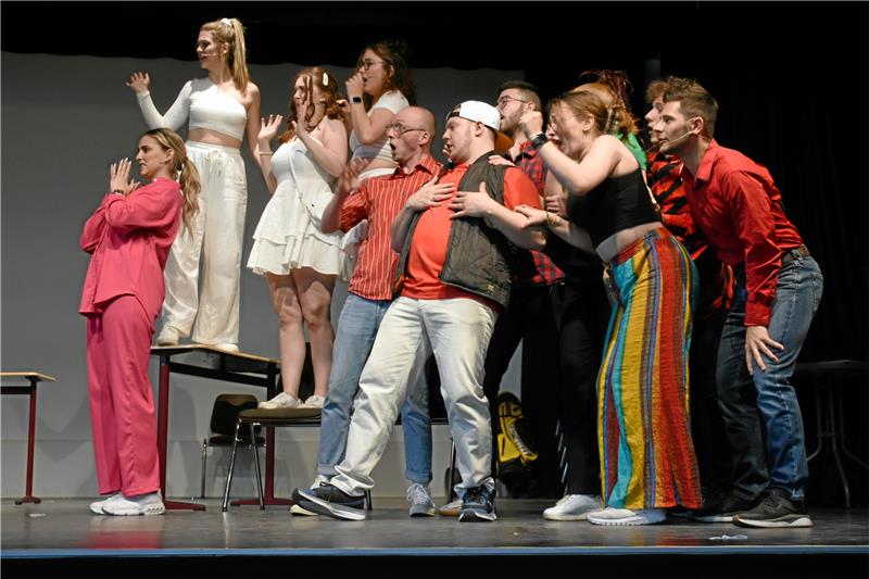 Musicalproduktion„Natürlich blond“ wird wirklich witzig Starkes Ensemble: Noch laufen die Musicalproben zu „Natürlich blond“ im Ratsgymnasium, am Wochenende steht der Umzug an den Rammelsberg bevor. Foto: Kempfer