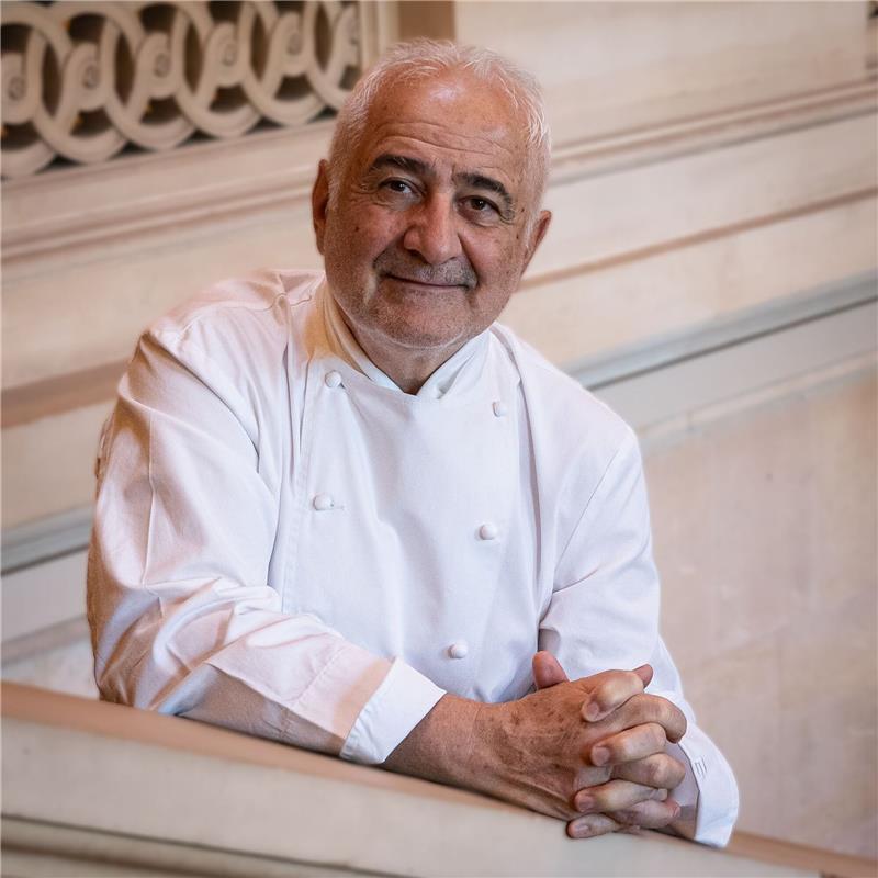 Guide Michelin zeichnet Spitzenlokale aus Starkoch Guy Savoy hat im diesjährigen Guide Michelin für Frankreich einen seiner drei Sterne verloren.