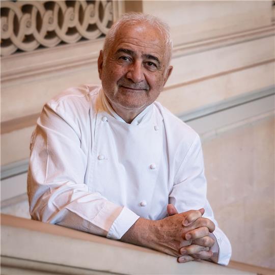 Starkoch Guy Savoy hat im diesjährigen Guide Michelin für Frankreich einen seiner drei Sterne verloren.
