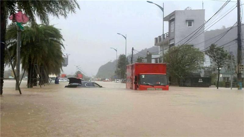 Starkregen hat in Vietnam eine Straße unter Wasser gesetzt. 