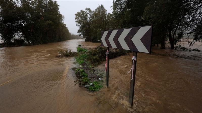 Starkregen ließ in Portugal und wie hier im Süden Spaniens Flüsse über die Ufer treten. 