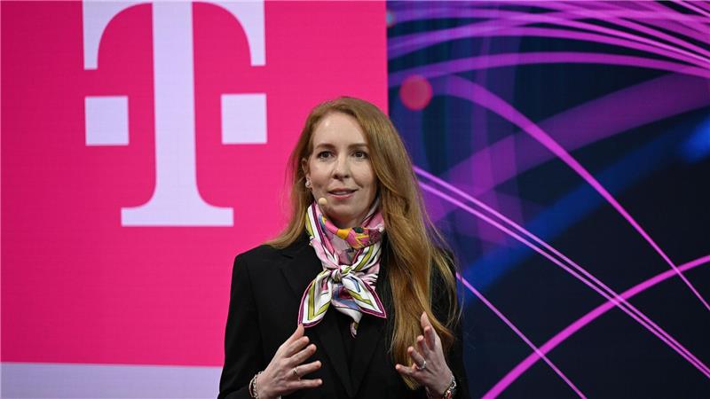 Starlink-Vertriebsmanagerin Stephanie Bednarek auf der Bühne des Telekom-Messestandes beim MWC. 