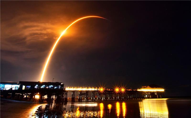 Kiew: Starlink-Schmuggel läuft über arabische Länder Starlink ist ein satellitengestützter Internet-Dienstleister, der speziell im Ukraine-Krieg von enormer Bedeutung für die Kommunikation ist. Hier fliegt eine SpaceX Falcon 9 Rakete mit Starlink-Satelliten an Bord ins All. (Archiv)