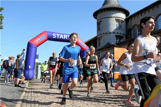 Start auf historischem Terrain: Die Teilnehmerinnen und Teilnehmer am Hauerlauf machen sich vom Bergwerksgelände aus auf den Weg. Fotos: Neuendorf