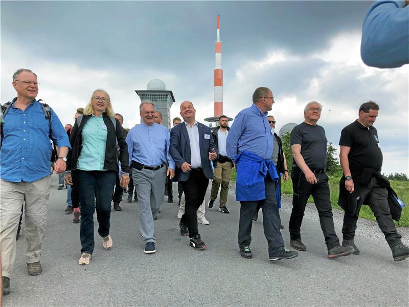 Start der Tour auf dem Brocken: Bundespräsident Frank-Walter Steinmeier (2. v. re.) mit Brockenwirt Daniel Steinhoff (re.) und den Ministerpräsidenten Stephan Weil (li.) und Reiner Haseloff (3. v. li.).  Fotos: Stade