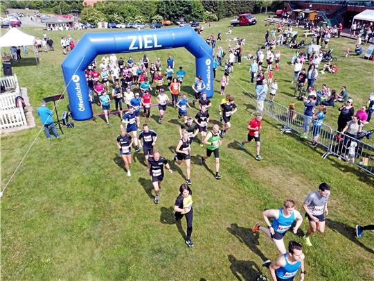 Start des 12-Kilometerlaufs beim 15. Bad Harzburger Bergmarathon, der am Samstag nach zwei Jahren Corona-Pause wieder ausgetragen wurde.  Foto: Neuendorf