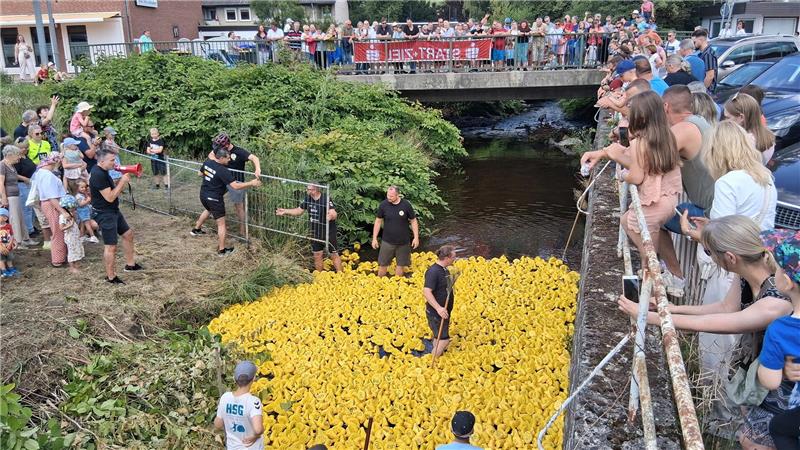 Start des Entenrennens durch die Handballabteilung des MTV Vienenburg an der Radaubrücke.