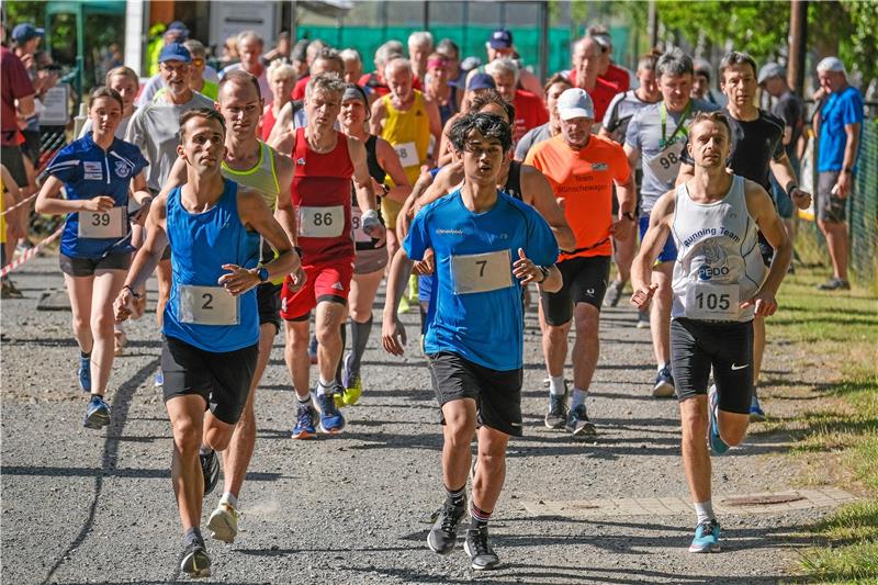 Start des Jedermannlaufs über 5,4 Kilometer: Dean Sauthoff (Nr. 2) vom TSV Wolfshagen gewinnt das Rennen, Martin Zaunitzer (Nr. 105) belegt den zweiten Platz. Foto: Drechsler