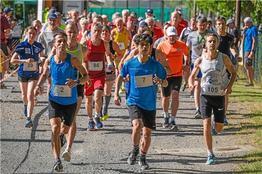 Start des Jedermannlaufs über 5,4 Kilometer: Dean Sauthoff (Nr. 2) vom TSV Wolfshagen gewinnt das Rennen, Martin Zaunitzer (Nr. 105) belegt den zweiten Platz. Foto: Drechsler